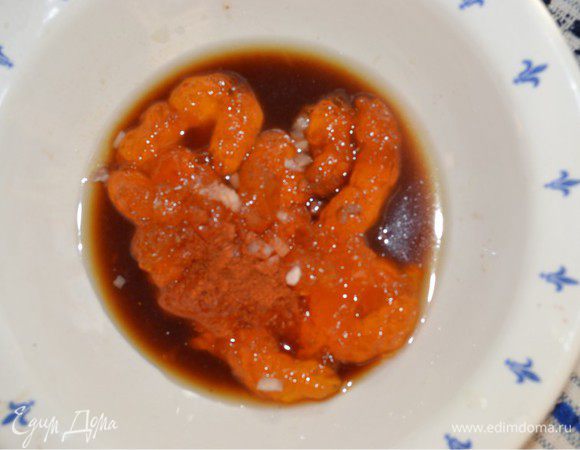 Готовим абрикосовую глазурь. Смешиваем абрикосовый джем, соевый соус, лимонный сок. Чеснок натираем на самой мелкой терке. Он просто должен немного чувствоваться, но кусочков быть не должно.

