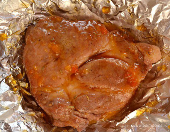 Нарезаем фольгу на количество порций. Выкладываем кусочки в фольгу и смазываем его абрикосовым соусом. Плотно заворачиваем. Ставим аэрогриль на разогрев. Выкладываем мясо на нижнюю решетку при сильном обветривании. выставляем  200 градусов, по времени 40 минут. Далее готовим фреш-салат из свежих листьев руколы, мяты и лимонного базилика. Режем клубнику и заправляем все бальзамическим соусом и оливковым маслом.