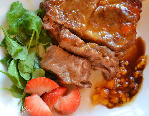 При сигнале аэрогриля открываем фольгу и смотрим корочку. У меня получилось. Но если нет, то ставим открытое мясо на 3 минуты дальше. И Все вкусно, сочно! Для соуса я смешала абрикосовый джем (у меня домашний с кусочками) и гранатовый соус. Получилось супер! Приятного аппетита.