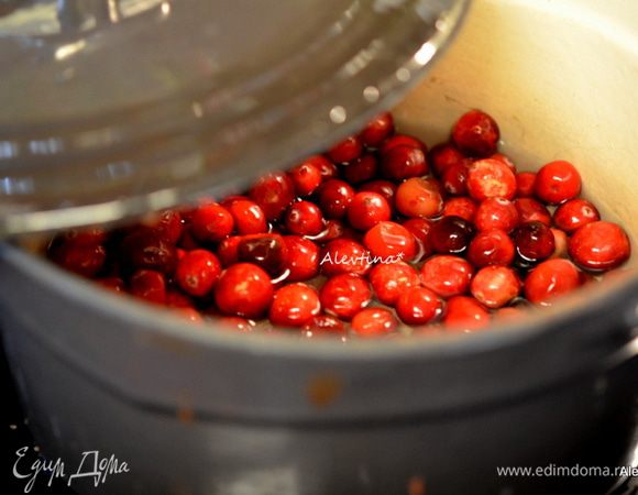 Выложить очищенную и промытую клюкву в кастрюлю. Добавить воду и готовить примерно на высоко-среднем огне 15 мин.

