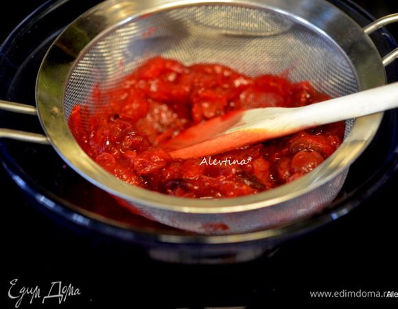 Ягода после варки будет мягкой, переложить на сито и как можно лучше протереть ее вместе с соком. Убрать кожицу, она нам не понадобится.
