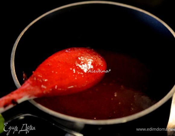 Протертую ягоду, переложить в небольшую кастрюлю, добавить сахар, помешивать и готовить до растворения сахара.
