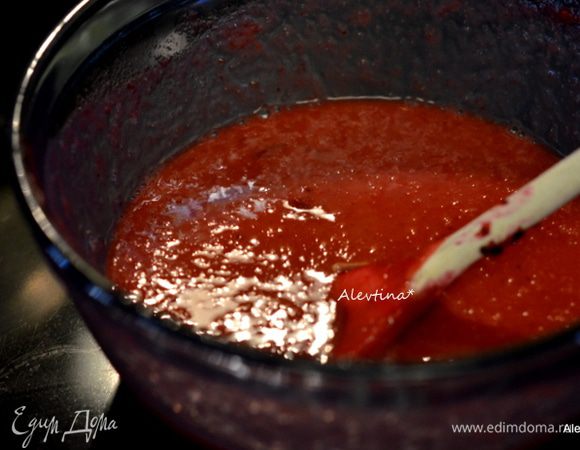 Желтки от крупных яиц слегка взбить, добавить 2 ложки горячей смеси из клюквы и перемешать, продолжать также порциями добавлять смесь клюквы и после каждого раза перемешивать. 