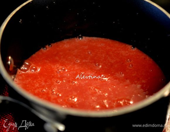 Затем смесь вернуть на огонь и постоянно помешивать, готовить 5 мин. Добавить сливочное масло, помешивать, пока масло все не разойдется. Снять с огня. Дать остыть при комнатной температуре, а затем в холодильник. Рецепт можно сделать за 2 недели до его употребления.
