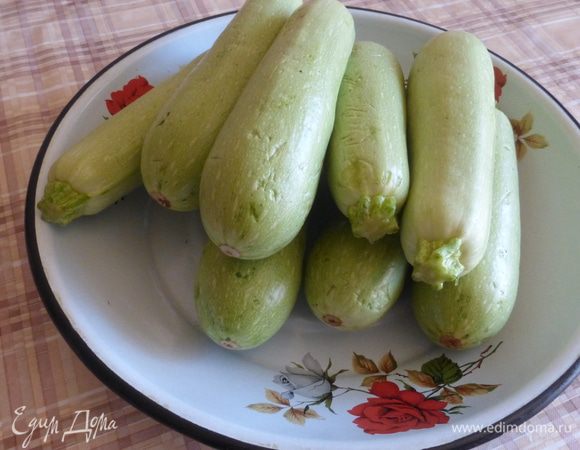 Для засолки и маринования необходимо выбрать молодые и свежие кабачки.