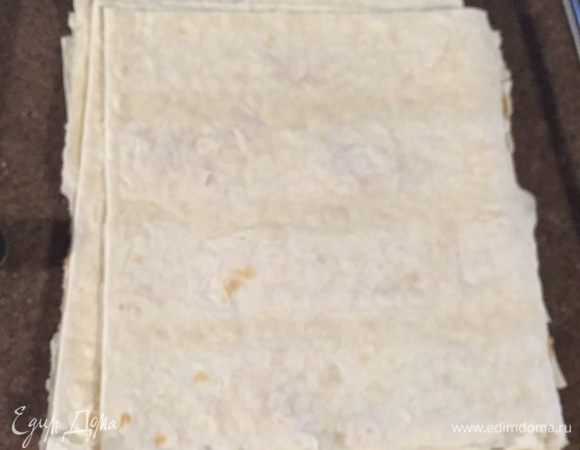 Лаваш разрезаем на 8 частей. Пока ставим духовку на гриль 190 градусов.