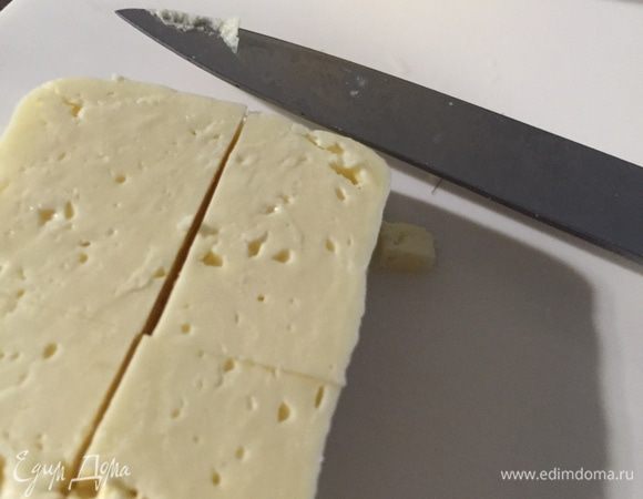 Сулугуни режем на кубики и складываем в блендер.