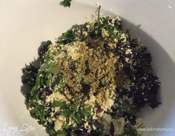 Перемалываем сулугуни с зеленью и хмели-сунели.