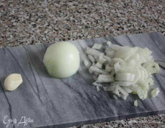 Очистить лук, чеснок и острый чили, мелко нарезать.
