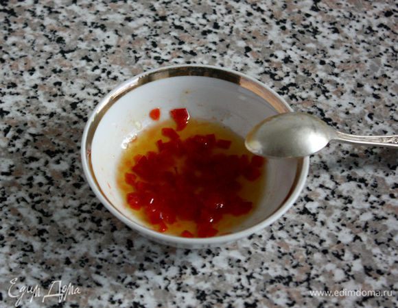 Чили положить в ступку, хорошо растереть и смешать с 2 ст.л. масла. Отставьте в сторону.

