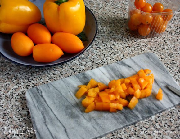 Вымойте, очистите от семян томаты и перцы, нарежьте их кубиками. С томатов желательно, но не обязательно, снять кожуру, опустив их предварительно сначала в кипяток, затем в холодную воду по 1 минуте.
