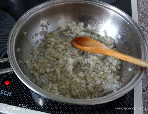 Нагрейте 3 ст. л. масла в большом сотейнике. Обжарьте слегка сначала лук, чеснок.