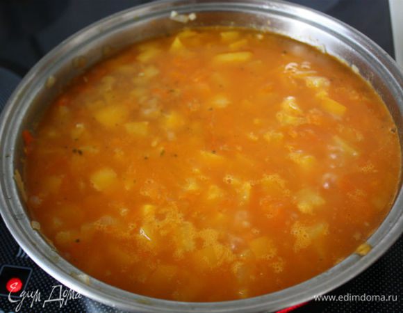 Влейте горячий бульон, накройте крышкой и варите около 20 минут. 
