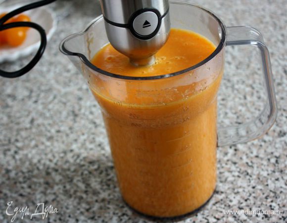 Снимите с огня, перелейте в блендер и хорошо измельчите.