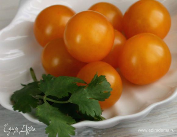 Вымойте кинзу, стряхните воду и оборвите листочки со стеблей.
Вымойте и разрежьте пополам помидоры черри. Разложите их в 4 суповые тарелки, а лучше в чашки. 

