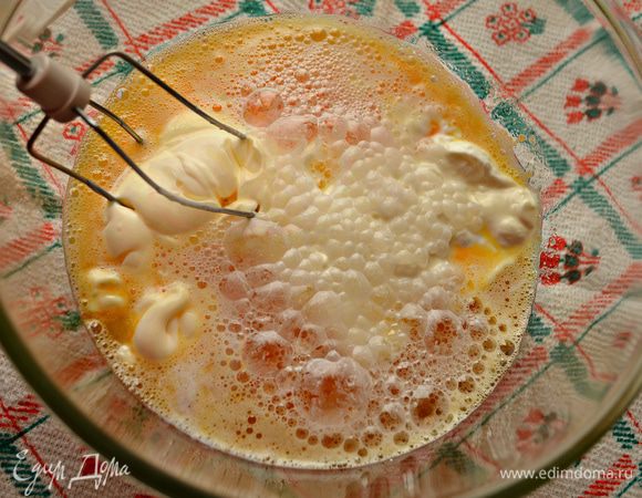 Добавить щепотку соли, сметану, растительное масло, сгущённое молоко, соду, погашенную уксусом и перемешать.