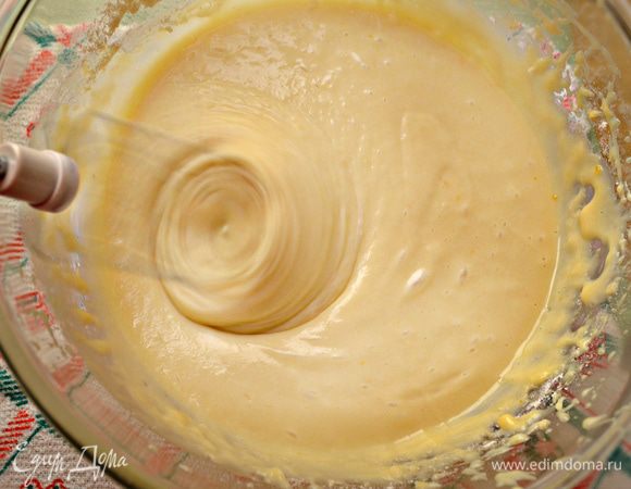 Затем порциями добавлять муку и взбить немного миксером. Консистенция теста должна быть как на оладьи.