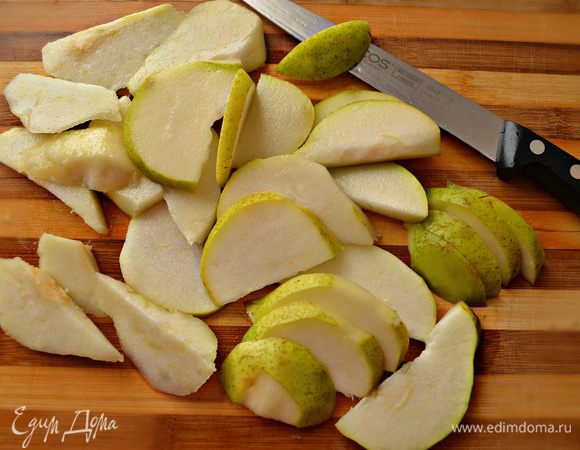 Очистить и порезать дольками груши. Для этого пирога можно использовать уже слегка переспелые груши, лишь срезав местами потемневшую шкурку.