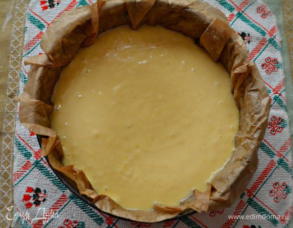 Форму для выпечки (d=24 см) смажьте маслом и присыпьте мукой либо выстелите пекарской бумагой (как у меня). Я предварительно смачиваю бумагу водой и хорошо выжимаю, а затем выкладываю в форму. Так она лучше прилегает к стенкам формы. Затем смажьте слега бумагу маслом и выложите подготовленное тесто.