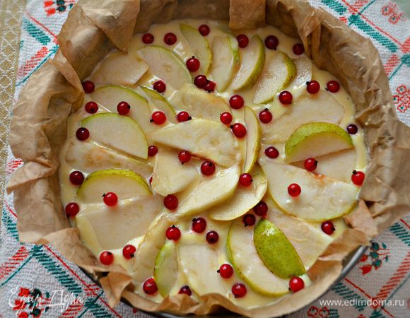 Сверху уложите груши и посыпьте ягодами красной смородины. Выпекать пирог при t=180г около 40 мин. Готовность пирога проверьте лучиной!