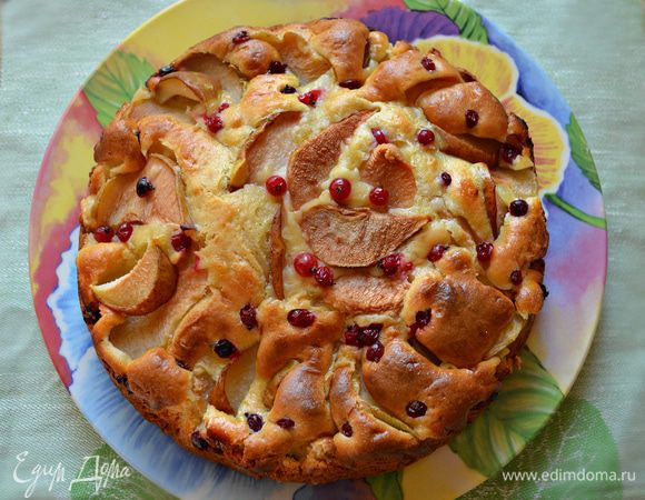 Готовый пирог нужно слегка остудить в форме и выложить на блюдо.