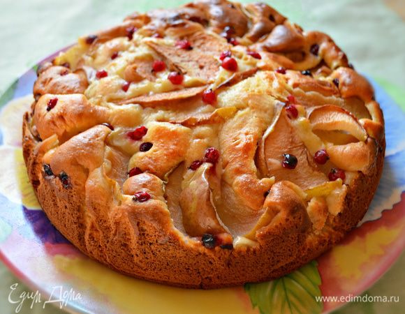 По желанию сверху пирог можно посыпать сахарной пудрой, но мне показалось, что он и так хорош! Угощайтесь! Приятного вам аппетита!