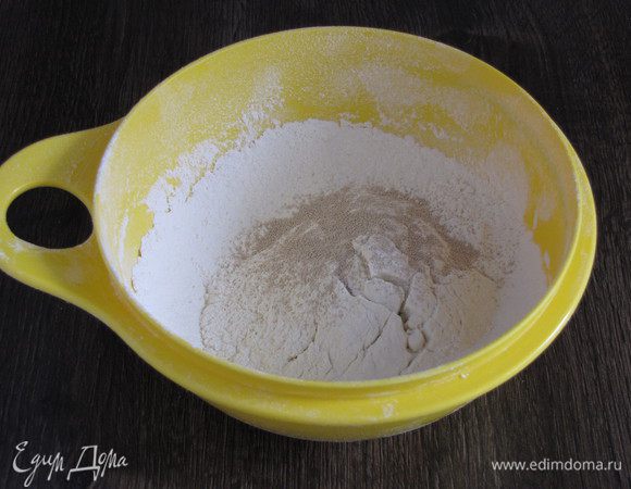 Просеять муку в миску, добавить сухие дрожжи. Дрожжи используем те, которые можно сразу добавлять в муку.