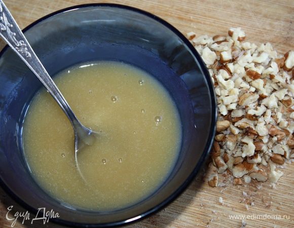 Орехи порубить ножом, но не мелко. Они должны чувствоваться при попадании на зуб. Соединяем мед и орехи, перемешиваем. Если мед слишком густой консистенции, подогрейте его, тогда будет легче перемешать его с орехами и наполнять яблоки.