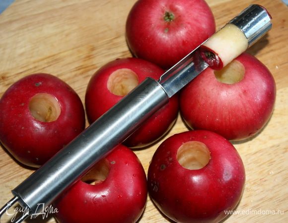 Яблоки вымыть, вытереть насухо и удалить сердцевину при помощи специального ножа.
