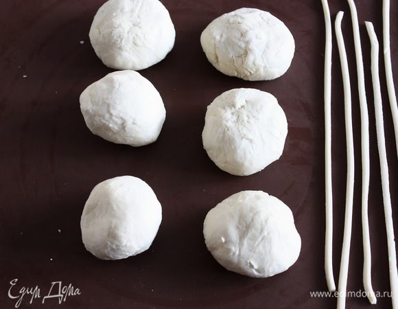 Слоеное тесто разобрать на пласты. Отрезаем ровные полоски (6 штук) - это будут веревочки для мешочков. Остальное тесто смешиваем и делим на шесть равных частей.