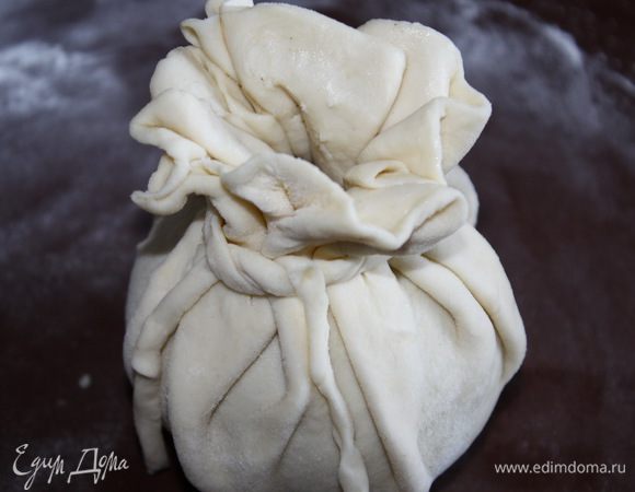 Заворачиваем яблоко в тесто, придавая ему форму мешочка. Завязываем мешок полоской теста. Но только осторожно, чтобы не порвать полоску, так как это просто декор. Сверху оставляем небольшую щель, чтобы воздух выходил, когда мешочки будут запекаться, и форма мешочков не будет деформироваться.