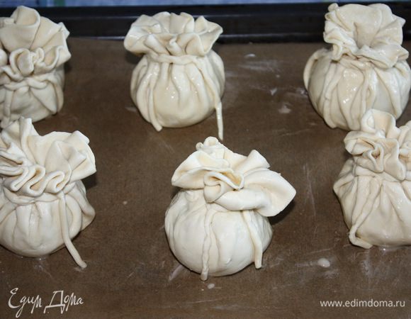 Ставим все мешочки на пергамент, смазанный сливочным маслом. Промазываем яйцом все мешочки снаружи и отправляем их в раскаленную духовку до t=180°C на 25 минут.