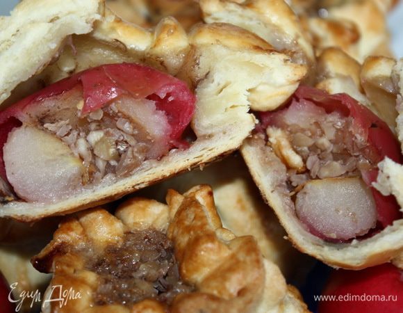 Готовые мешочки выкладываем на блюдо.Один я разрезала пополам.