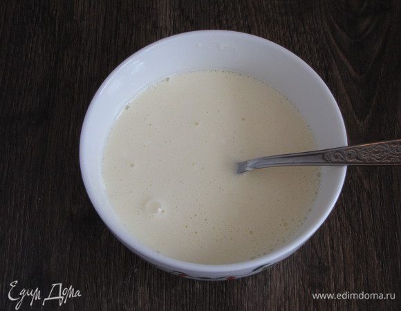 Отдельно смешать сметану, яйцо, растительное масло, сахар и соль.