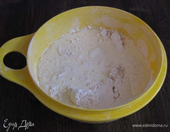 Соединить сухую и жидкую части, замесить тесто. 