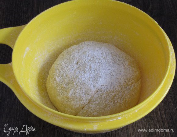 Тесто не должно липнуть к рукам, но при этом оставаться мягким, не тугим. Если нужно, добавьте еще немного муки. Поставьте тесто в теплое место для подъема. Я обычно ставлю в слегка нагретую духовку.