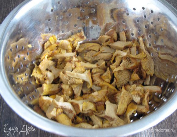 Пока тесто поднимается, займемся начинкой. Лисички почистить, помыть, нарезать и отварить в подсоленной воде до готовности. Откинуть на дуршлаг. Для пирога нам понадобится 250 г отварных лисичек!