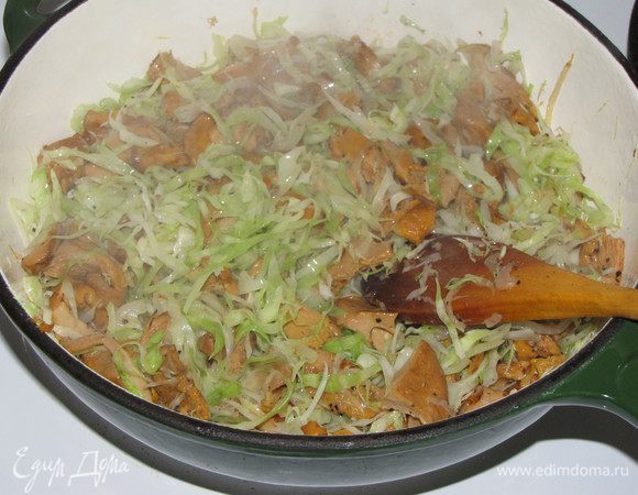 Тонко нашинковать капусту, добавить к грибам и жарить до мягкости капусты. Если нужно, добавить еще немного масла. Посолить и поперчить по вкусу. Готовую начинку остудить.