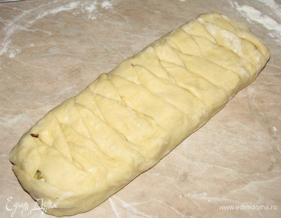 Заплести полоски косичкой. Я думаю, такая формовка многим знакома.