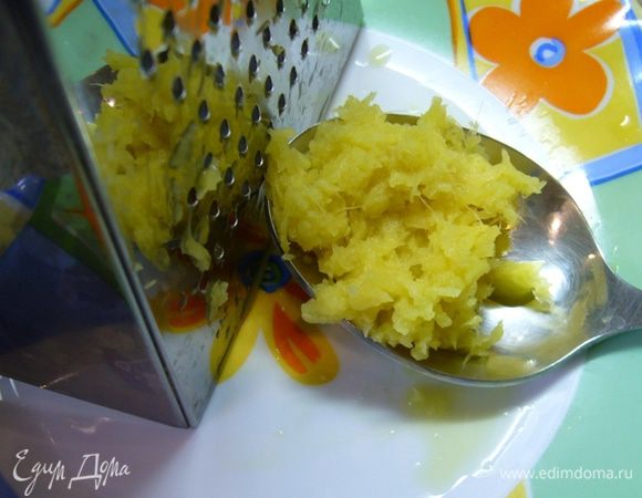 Ягоды вымыть, обсушить на полотенце. Выложить в дуршлаг и ошпарить кипятком. Воду с сахаром довести до кипения. Имбирь натереть на мелкой терке.