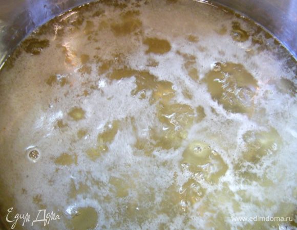 Как только сироп закипит, всыпать в него ягоды с имбирем, варить 5-7 мин.