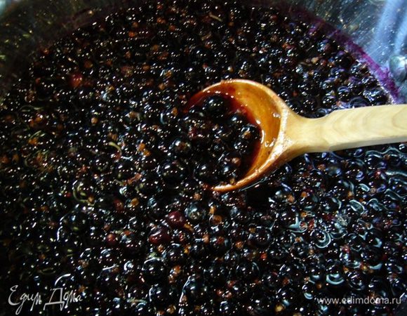 Сразу закатать в стерильные банки. 
Хранить в прохладном месте.
