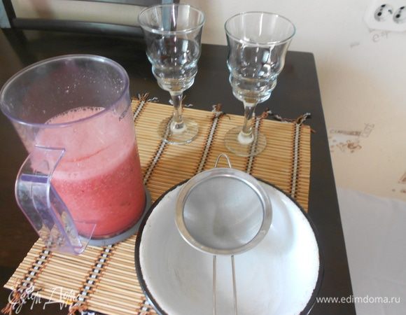 Арбуз, лимон, имбирь, сахар положить в емкость, взбить блендером.
Коктейль процедить через сито.