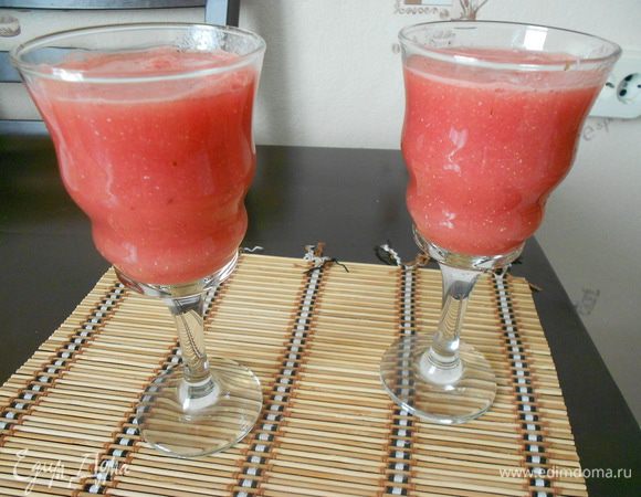 В коктейль добавить лед. Я лед измельчила блендером.