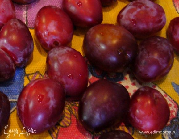 Сливу промыть, обсушить. 
