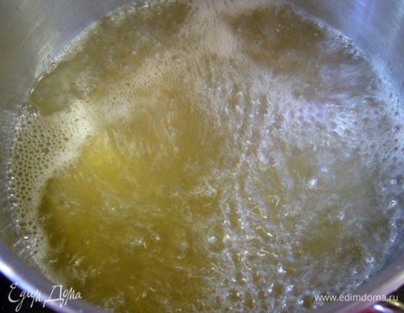 Воду с сахаром довести до кипения, помешивая, дать сахару раствориться. Остудить.