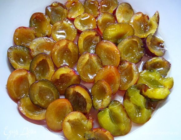 Ягоды разрезать пополам, удалить косточки.