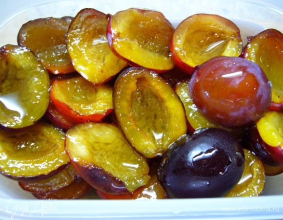 Выложить ягоды одним слоем в эмалированную посуду, залить сиропом (я делала это послойно). Слегка встряхнуть емкость, чтобы сироп равномерно распределился. 
Оставить на час при комнатной температуре.
Распределить ягоды по пластиковым лоткам, пригодным для морозилки.
В лоток лучше класть столько ягод, сколько потребуется потом для одной готовки (компота, пирога и т.д.).
Повторно замораживать ягоды нельзя!
Закрыть лоток и убрать в морозилку.
Размораживать ягоды лучше на нижней полке холодильника: чем дольше процесс оттаивания, тем лучше вид  ягодок!
А из оставшегося сиропа можно сварить компот!
