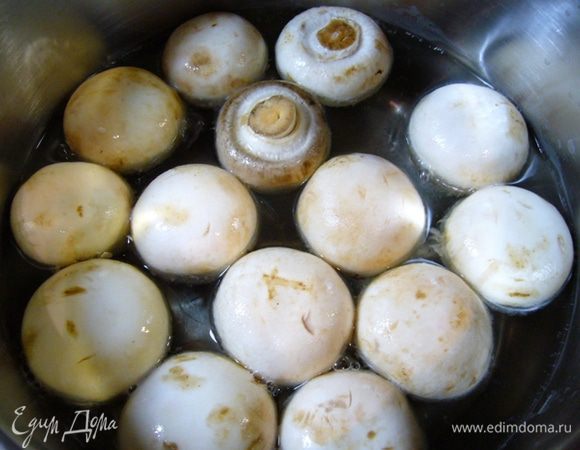 Вскипятить воду с солью, поместить в нее грибы, варить на сильном огне 5 мин.