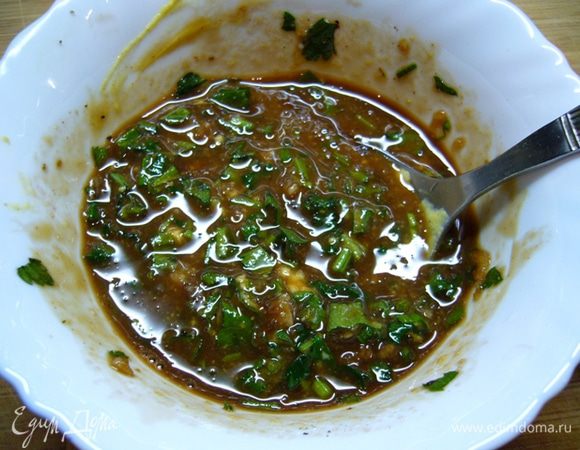 Переложить горячие грибы в чистую банку. Грибочки будут выделять воду. Пока готовим маринад, воду из банки пару раз нужно слить.
Петрушку вымыть-высушить, измельчить.
Смешать все ингредиенты заправки, отправить в банку к еще горячим грибам. Перемешать.
